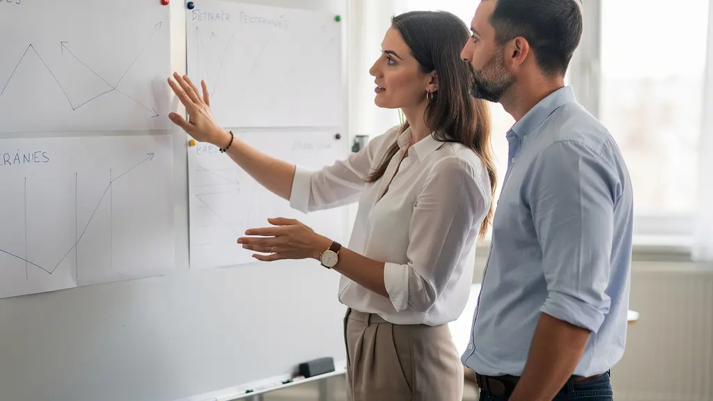 Deux professionnels RH discutant de leur stratégie de recrutement devant un tableau de planification